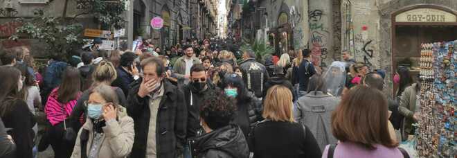 Napoli, muro di folla ai Decumani: «50 minuti per percorrere 200 metri»