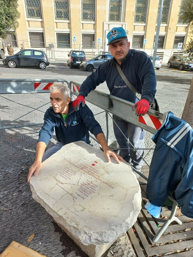 Napoli, danneggiata la lapide in memoria di Falcone e Borsellino