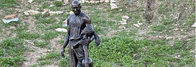 La statua di Kobe Bryant e la figlia realizzata da Dan Medina (Foto: Instagram)