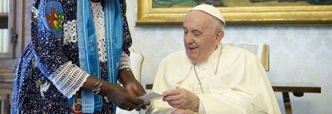 Papa Francesco malato, salta il viaggio in Africa. Come sta: le smorfie, il dolore e le fitte improvvise