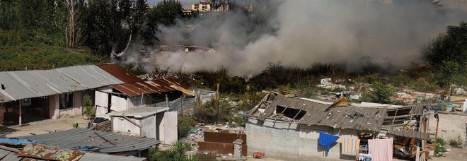 Borrelli: «Tonnellate di rifiuti accumulati vicino al campo Rom di Scampia»