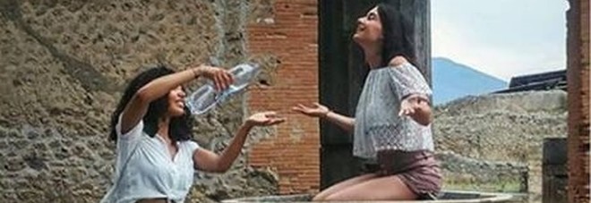 La calata dei turisti cafoni a Pompei: la denuncia sui social diventa virale