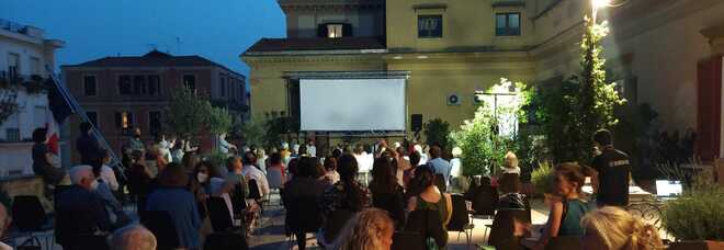Napoli, cinema francese all’aperto sulla terrazza panoramica del Grenoble