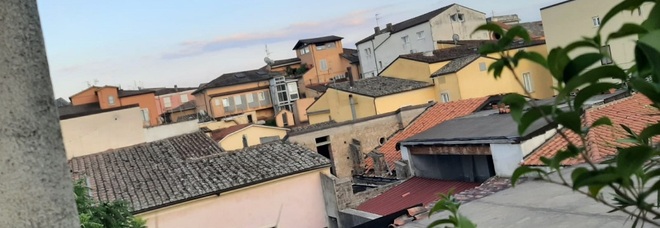 Concerti in piazza Vari e giovani sui tetti, nuove proteste nel cuore di Benevento