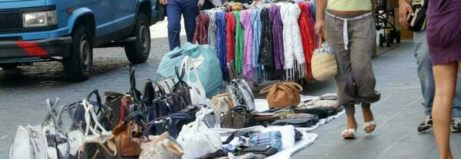 Napoli, ambulanti abusivi occupano via Toledo con borse con marchi contraffatti