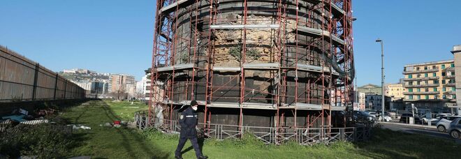 Napoli, allerta Torre Aragonese: «Impalcatura necessaria per evitare nuovi crolli»