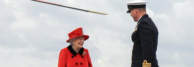 La regina visita la portaerei della Royal Navy, HMS Queen Elizabeth, a Portsmouth