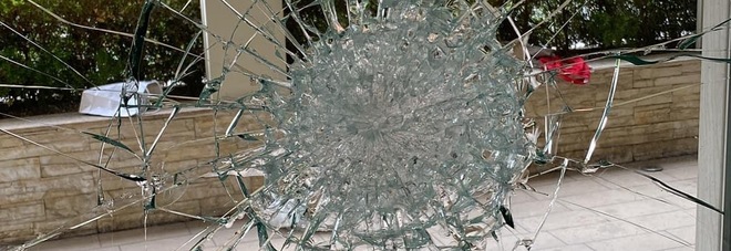 Casalnuovo, distrutto nella notte il vetro blindato dell'Antica trattoria Barone