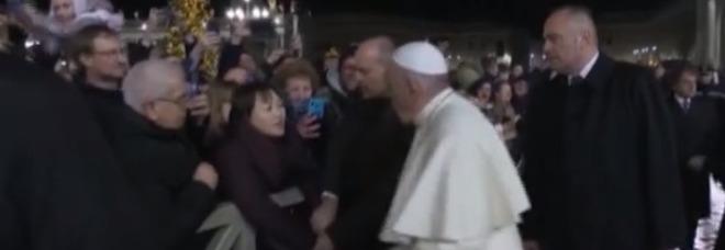 Papa Francesco e la sciatalgia che lo tormenta: ecco perché ha reagito così alla fedele