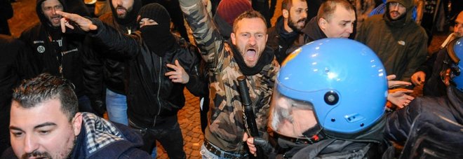 Macerata, scontri tra polizia e Forza Nuova: 10 manifestanti in questura