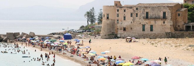 Zona gialla Sicilia da lunedì 30 agosto, Sardegna e Calabria in bilico. Mascherine e ristoranti: cosa cambia