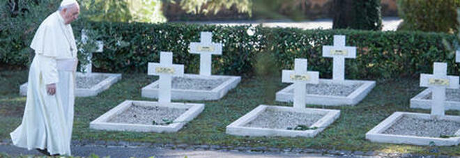 Papa Francesco nel cimitero francese: «Brava gente morta nel 1944 per difendere patria, valori e ideali»