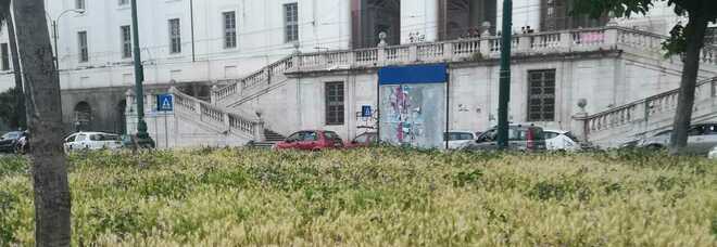 Napoli, piazza Carlo III e piazza Nazionale trasformate in giungla urbana: «Situazione inaccettabile»