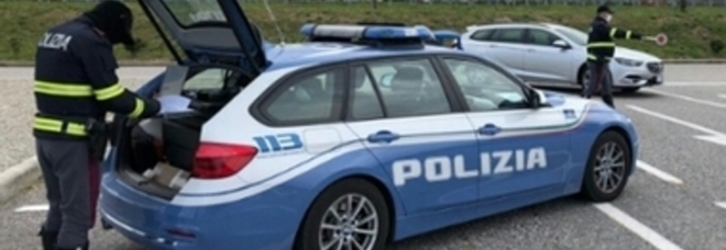 Pompei: guida in stato di ebbrezza e danneggia auto della polizia, denunciato 34enne