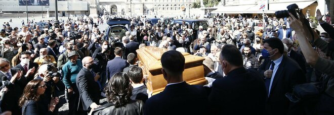Assunta Almirante, saluti romani ai funerali a Roma: Fini non c'è ma arriva l'ex moglie Daniela Di Sotto