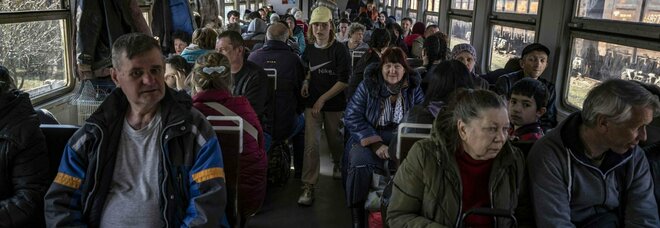 Ucraina, code di profughi al confine per rimpatriare: «La guerra durerà a lungo, torniamo a casa»