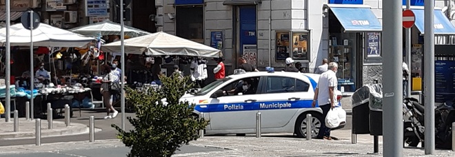 Napoli, aggredisce agenti di polizia locale intenti a multarlo: fermato rumeno