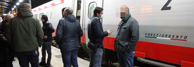 Coronavirus, passeggeri bloccati sul treno Roma-Lecce: a bordo viaggiatore con sintomi sospetti