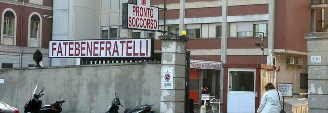 Napoli, aggredisce chirurgo e infermiera all'ospedale «Fatebenefratelli»: è caos al pronto soccorso