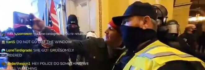 Usa, bufera per il manifestante senza mascherina che fa un selfie con un agente