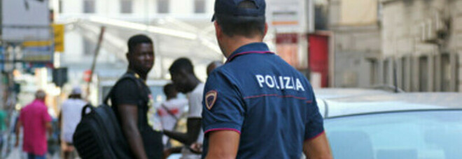 Napoli, tentano di rubare lo zaino a coppia di turisti: arrestati 2 algerini