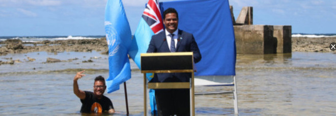 Cop26, «La Polinesia finirà sott'acqua»: la provocazione del ministro che parla immerso nel mare