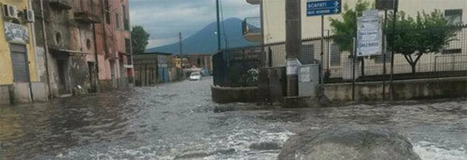 Lavori a Foce Sarno, l'acqua finisce in un palazzo: 8 famiglie evacuate a Torre del Greco