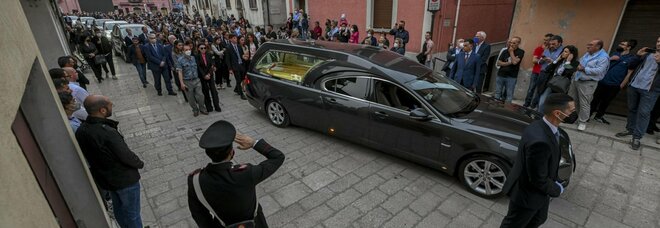 De Mita, folla record per i funerali: strade transennate e maxischermo