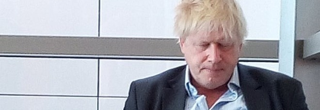 Boris Johnson nell'aeroporto di Perugia nell'aprile 2018