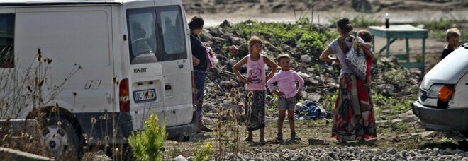 Campo rom di Giugliano, via a gli interventi di rimozione straordinaria dei rifiuti