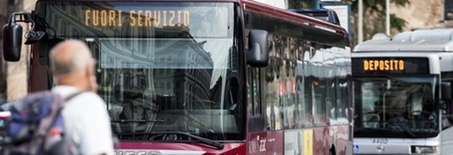 Roma, la grande fuga dai bus: Atac ha perso 4 passeggeri su 5 e Ztl aperta fino ad agosto