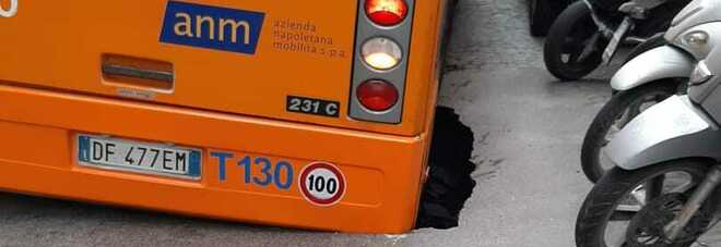 Napoli, si apre una voragine al passaggio dell'autobus: traffico in tilt al Vomero