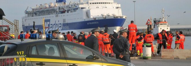 Bari, contrabbando di sigarette dalla Grecia: arrestato un finanziere pagato per non controllare i camion del porto