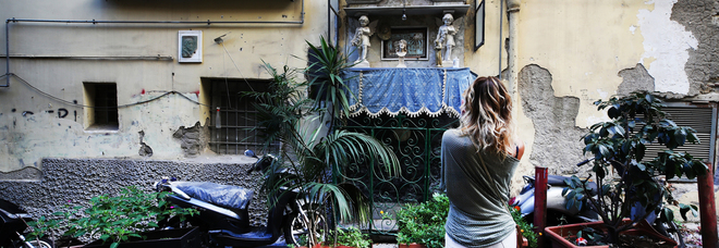 Napoli, Langella ripubblica «Gli altarini» della Serao con le foto di Siano