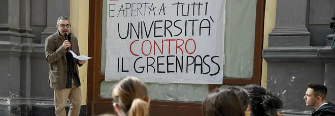 Napoli, lezioni all'aperto contro il Green pass: «Non sono organizzate dall'Università Orientale»