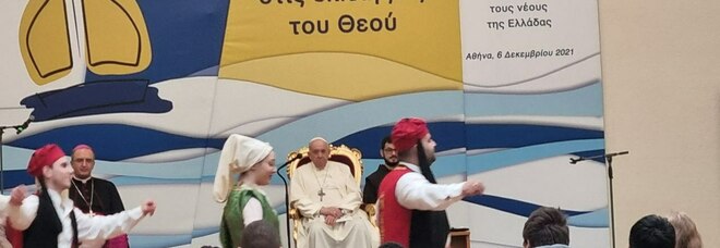 Papa Francesco lascia la Grecia, l'ultimo saluto ai giovani: non abbiate paura a coltivare dubbi