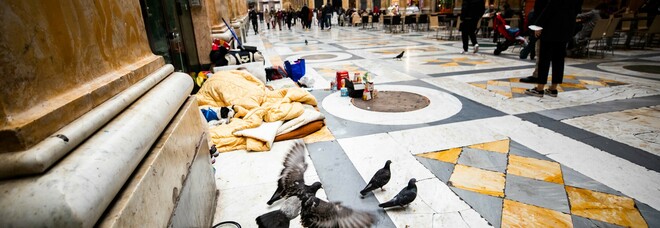 Napoli, Galleria Umberto ridotta a latrina: la rovina tra clochard e impalcature
