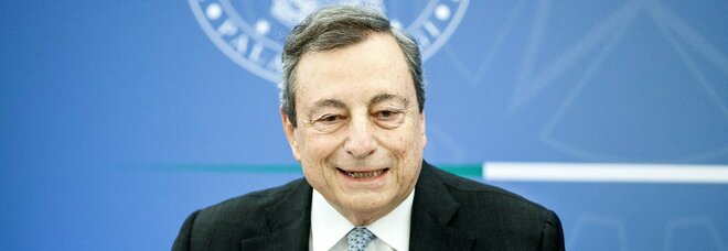 Draghi, rabbia leghista e capriole grilline: il premier è preso tra due fuochi
