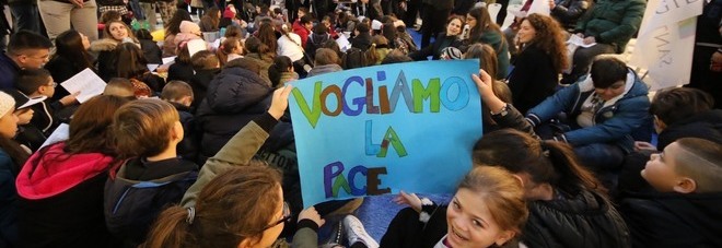 Napoli, quattrocento bimbi nella Galleria Umberto per ricordare il piccolo Gigi