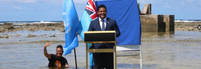 «La Polinesia finirà sott'acqua», la provocazione del ministro che parla immerso nel mare