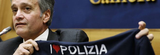 Polizia, malore a Montecitorio per segretario Sap dopo 43 giorni di sciopero della fame