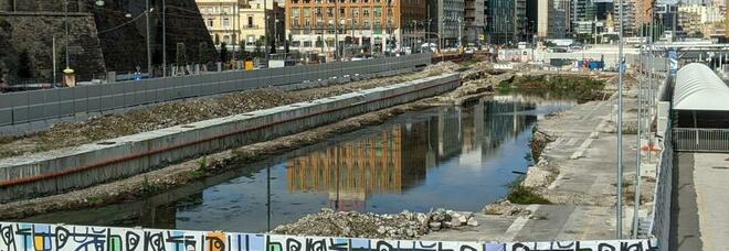 Napoli, lavori al palo al Molo Beverello: il cantiere è diventato una piscina