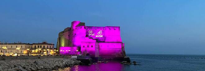 Giro d'Italia a Napoli, il Castel dell'Ovo si illumina di rosa con Enel