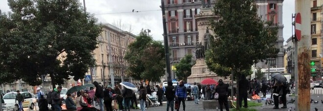 Piazza Garibaldi, l'incubo dei mercatini della monnezza: «problema igienico-sanitario, rischio per la salute»