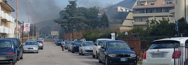Sessa Aurunca, esplode un'auto: evacuati anche gli uffici del Comune