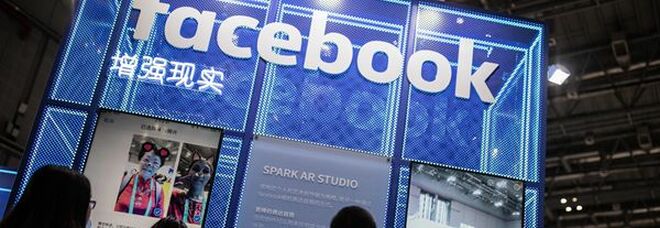 Crollo di Facebook a Wall Street tra accuse ex manager e social in tilt