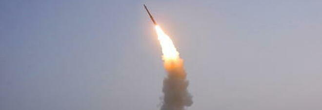 La Corea del Nord lancia «due missili balistici» verso il mar del Giappone. Sale la tensione