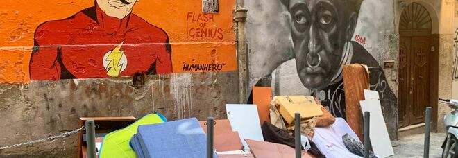 Napoli, una discarica abusiva copre i murales di Totò e Nino Taranto ai Quartieri spagnoli