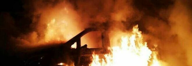 Auto distrutta dalle fiamme nella notte a Boscoreale, indagano i carabinieri