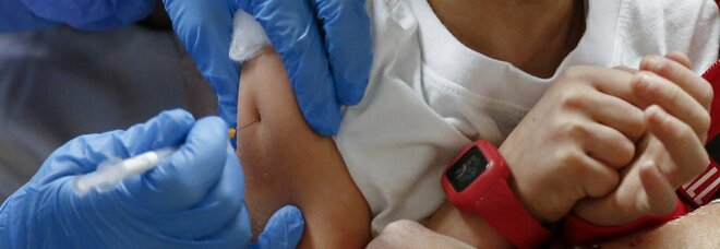 Napoli, vaccini ai bambini nelle scuole: «Sono un porto sicuro»